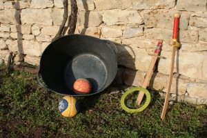 Les flexibac de 30 litres et ballons de mini-basket. Épées en bois et anneaux de fabrication artisanale.